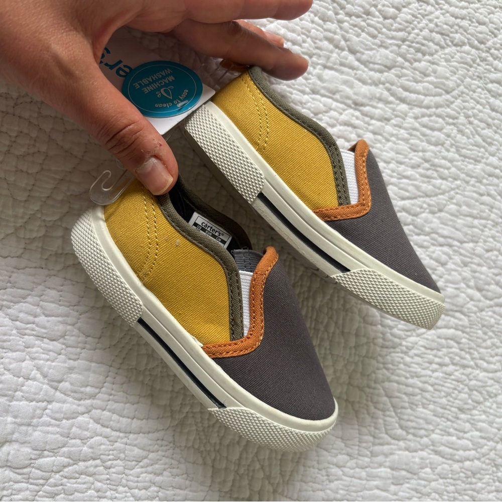 Kids size 7 slip on sneakers / boat shoes / loafers